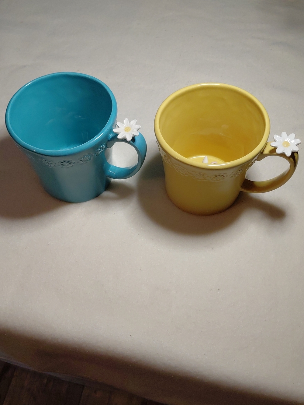 NWT Grasslands Road Daisy Handle Mug Pair - Turquoise & Yellow Pig Peekaboo
